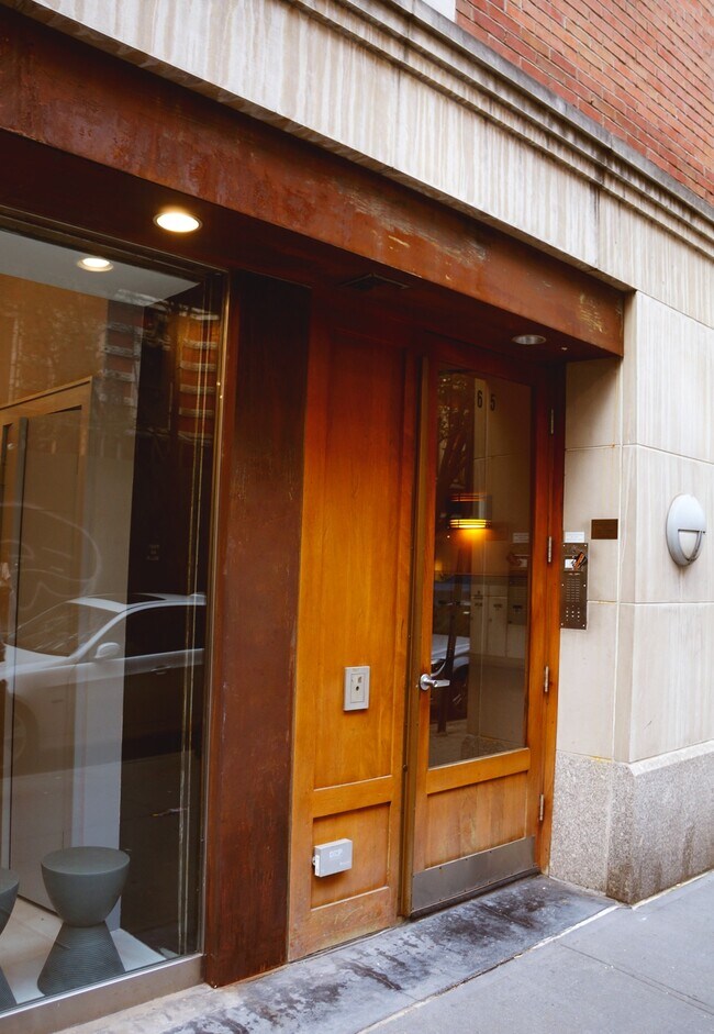 Building Photo - 65 Thompson St