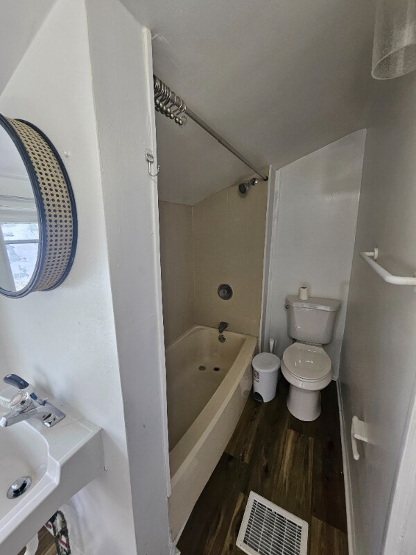 Building Photo - 3209 Saratoga Ave