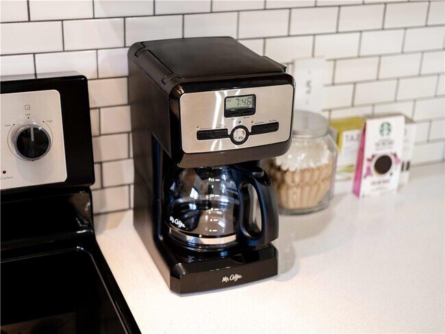 Building Photo - 352 W 5th St