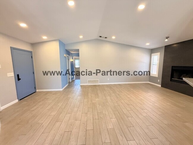 Building Photo - Three bedroom home with spacious great room