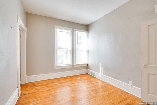 Building Photo - 218 E 8th St