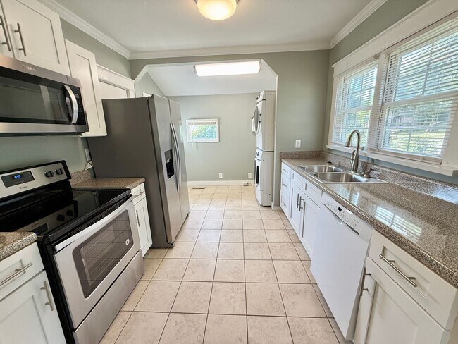 Building Photo - Gorgeous 2 BR bungalow in the newly hip 37...