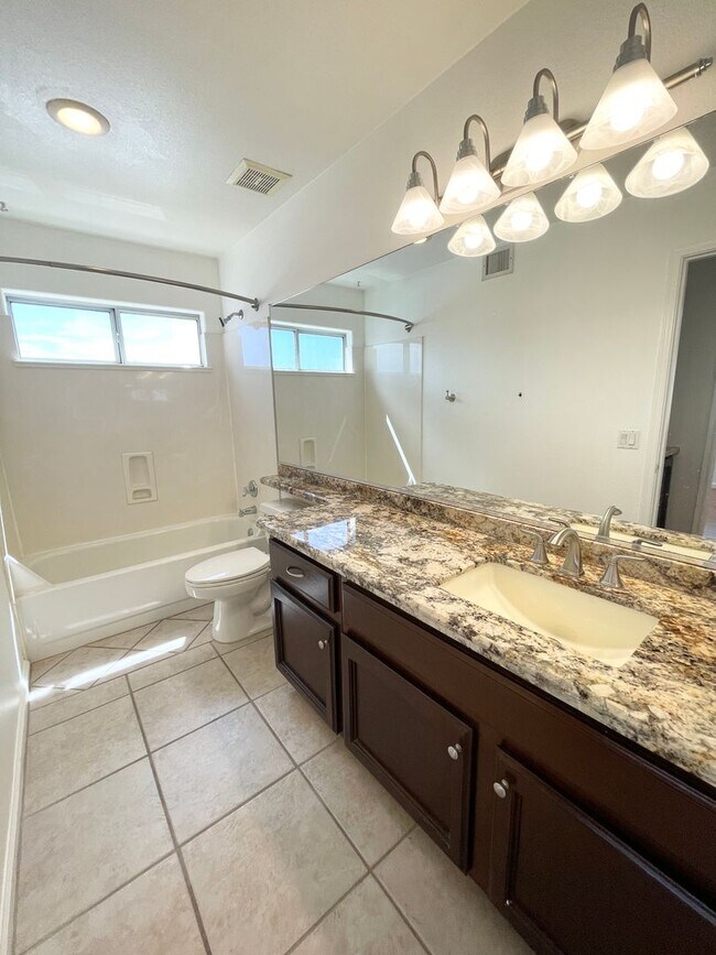 Building Photo - Stunning 4 Bedroom/2.5 Bath Home In Phoeni...