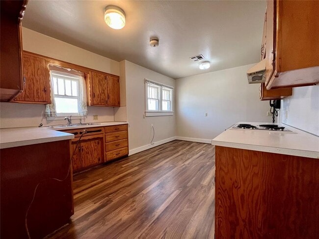 Building Photo - 419 E 6th St