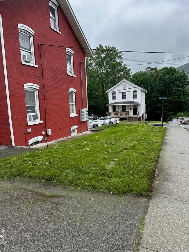 Building Photo - 28 Davis St