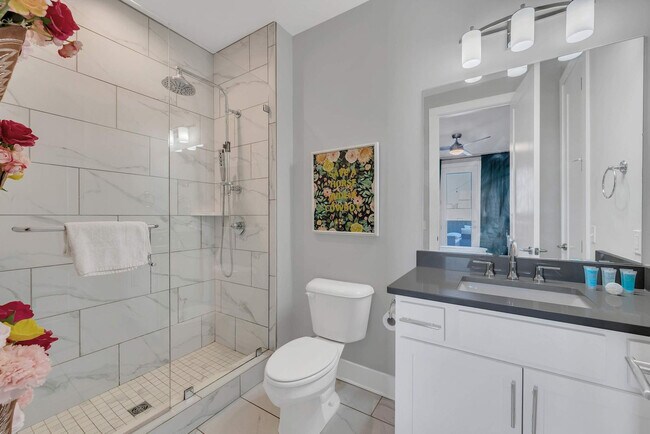 Building Photo - 516 27th Ave N