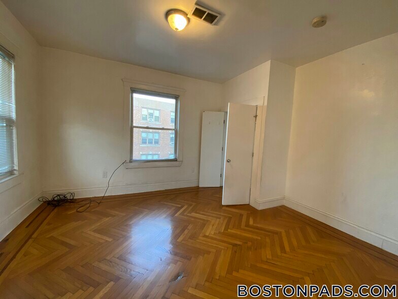Building Photo - 26 Schuyler St