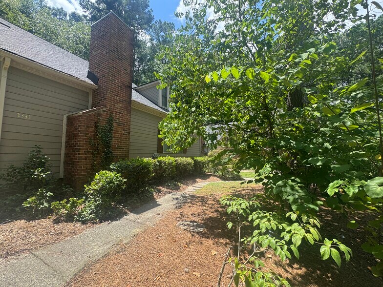 Building Photo - 3331 Coachmans Way