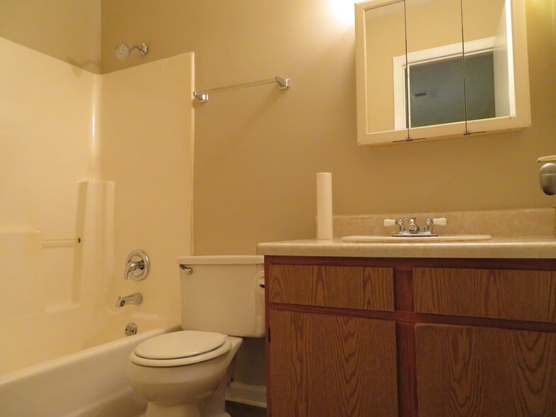 Master bathroom - 1408 23rd Ave N