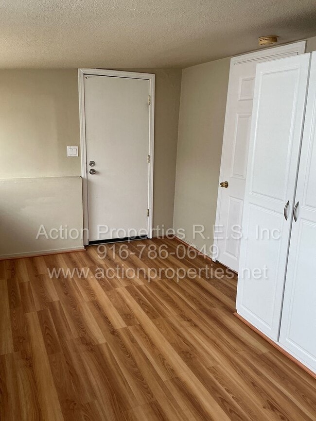 Building Photo - Move In Special! Central Roseville Bungalow 2 bedroom 1 Bathroom, Street Parking, Shed, No Yard