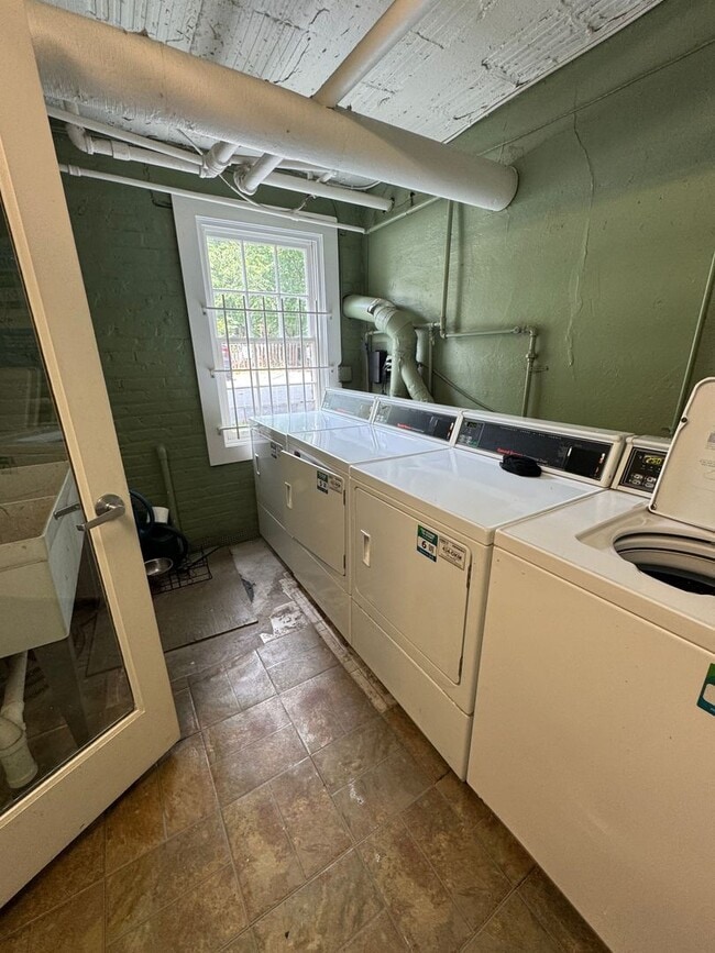 Building Photo - Newly Renovated & Modern Studio Apartment ...