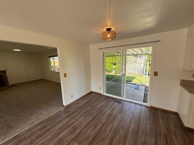 Building Photo - 1488 Palace Dr NE