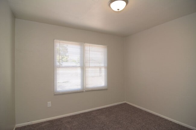 Building Photo - Freshly Updated 3 Bedroom 1 Bath Home! Cen...