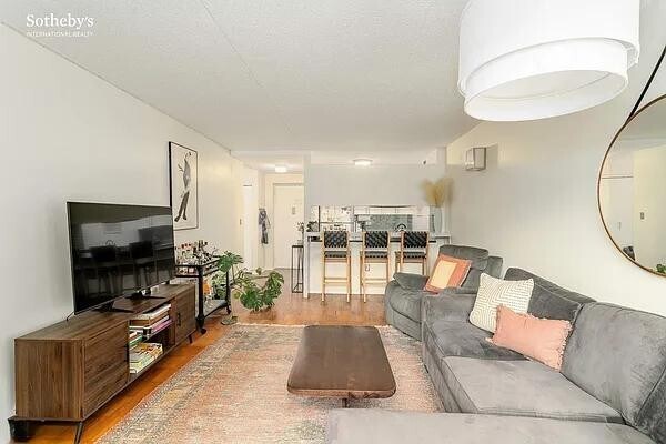 Primary Photo - 300 Rector Pl