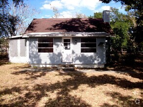 Building Photo - Huge! Zephyrhills 2BR/1BA Home! No Applica...