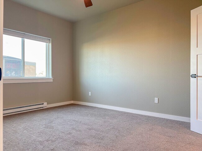 Building Photo - Pet Friendly 2 bed/ 1.5 bath unit at Soldier Ridge!