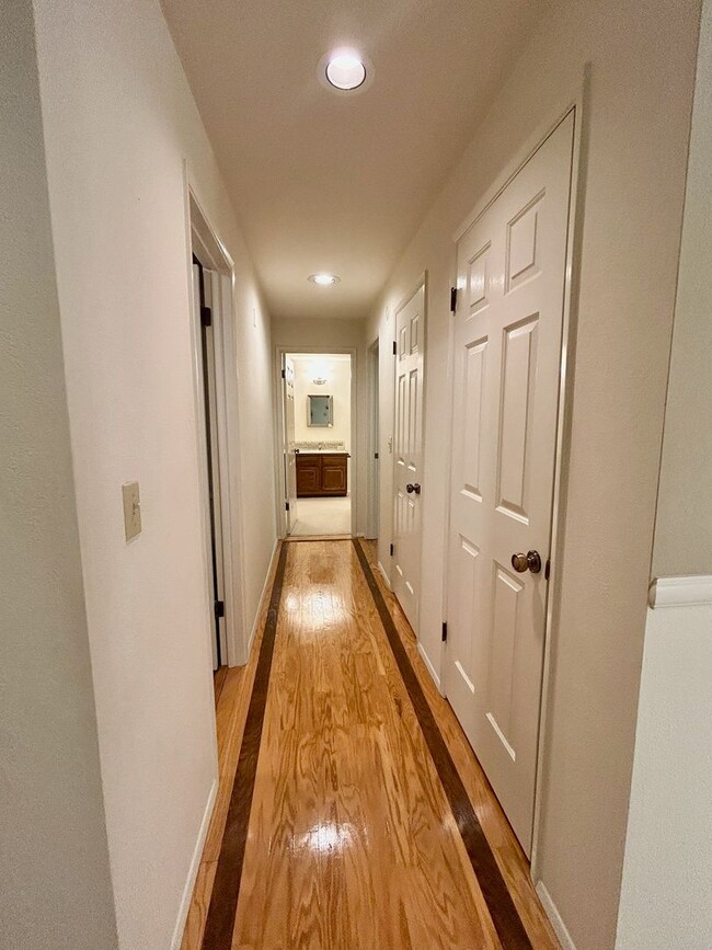 Building Photo - North Capitol Hill Condo
