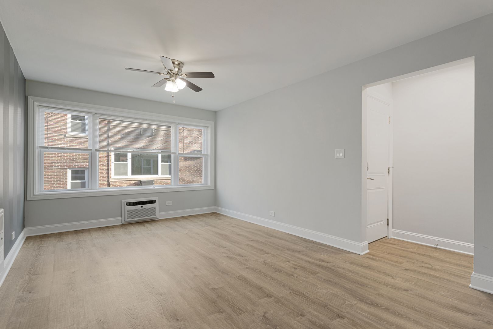 Building Photo - 7639 N Eastlake Ter