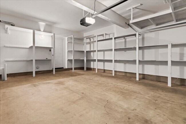 Building Photo - $3,456 - 2 Bed / 2 Bath Stunning Corner Un...
