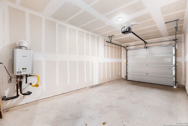 Building Photo - Charming Home Awaits: Spacious & Modern Living in a Prime Location