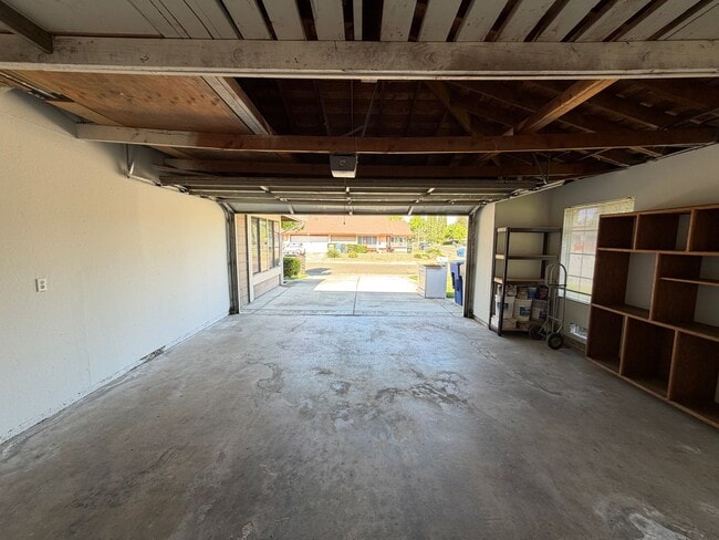 Building Photo - Well Maintained Duplex