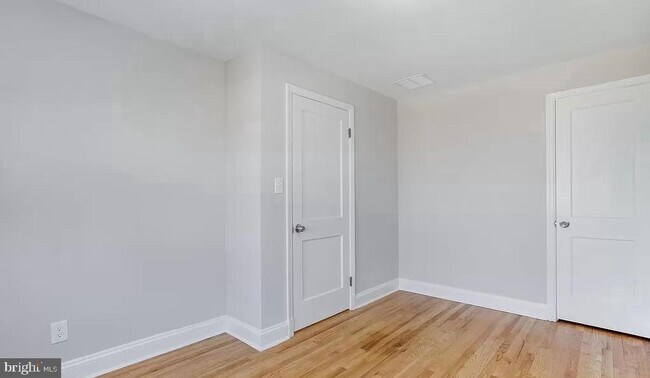 Building Photo - 1046 Elm Rd