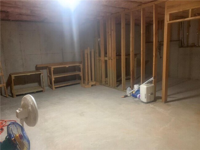 Building Photo - 121 Creekwood Tr