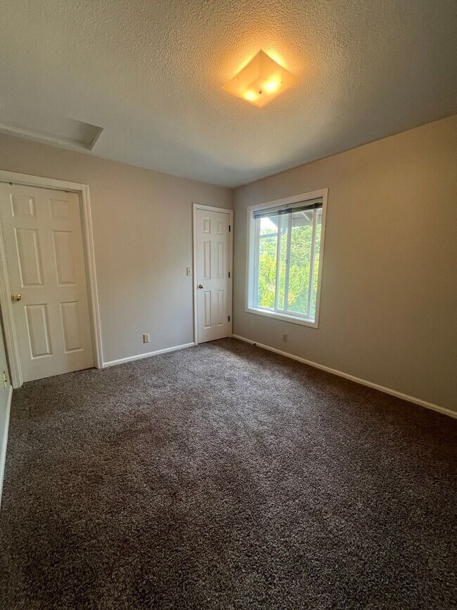 Building Photo - 2-Bedroom 1 1/2-Bathroom Duplex in Thurston