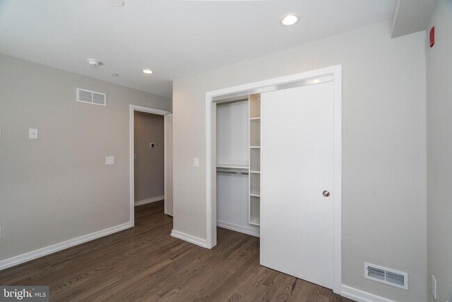 Building Photo - 1434 Clymer St