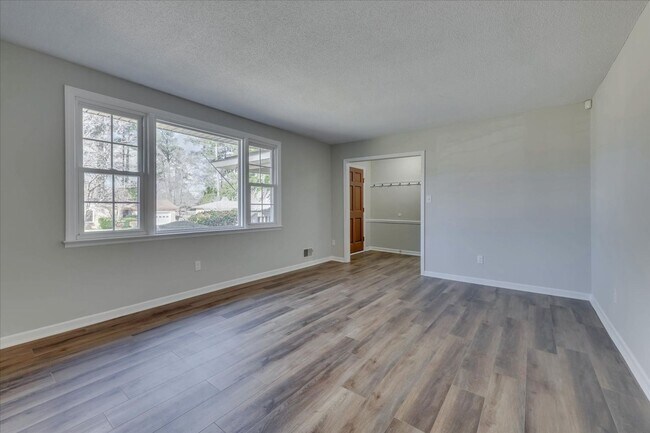 Building Photo - 3 Bed/2Bath home with garage, sunroom, and shed in Martinez