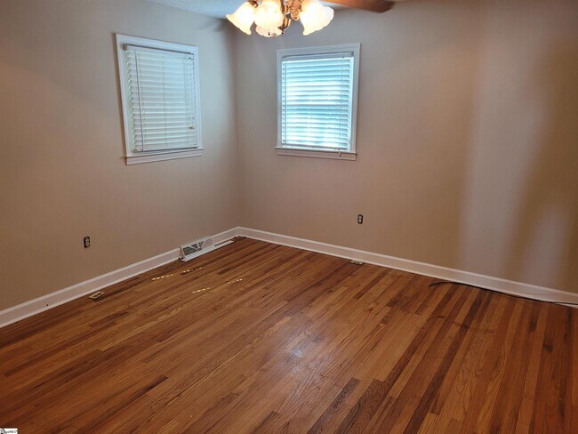 Building Photo - 103 Pinehurst Dr
