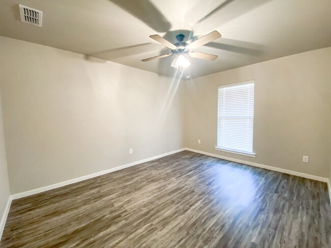 Building Photo - Adorable, 3/2/1 duplex in North Lubbock!