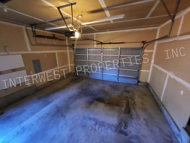 Building Photo - Spacious 3Bd Ba Ranch Style Home With A/C,...