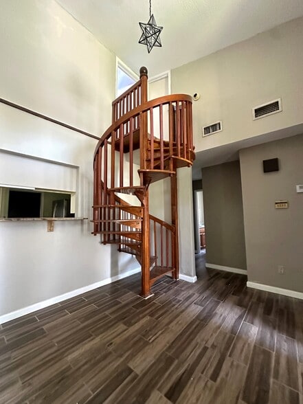 Staircase - 5401 Crossgate Dr S