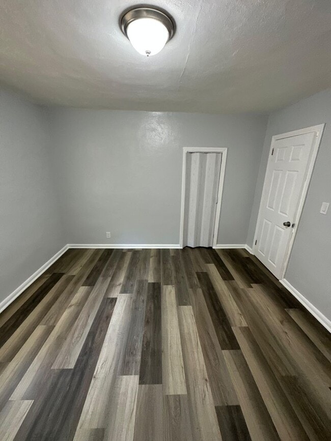 Building Photo - Fully renovated 2/1 single family residenc...