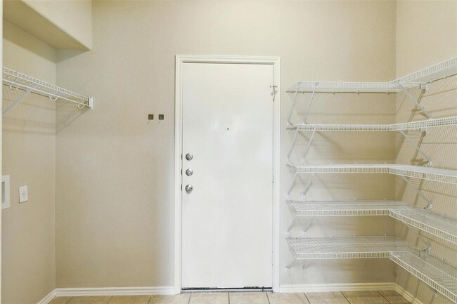 Building Photo - 1600 Sugarberry Ln