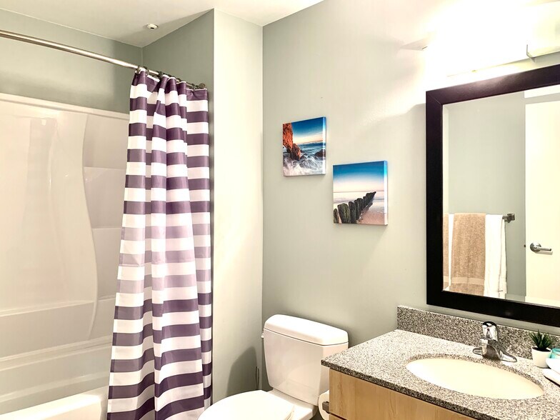 Building Photo - 889 Date St