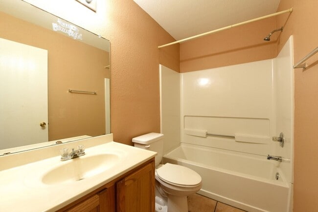 Building Photo - Charming and Spacious Home in a Quiet and ...