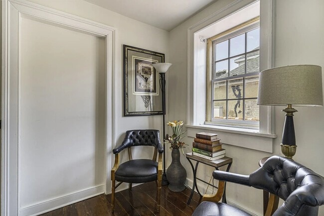 Building Photo - 342 King St