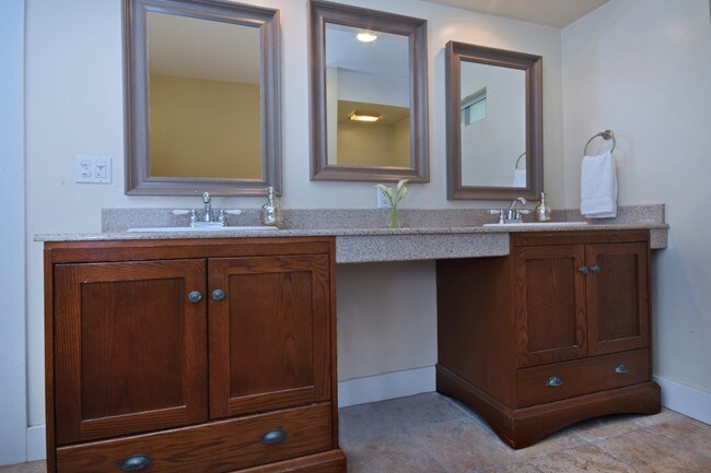 Building Photo - 10633 Chiquita St