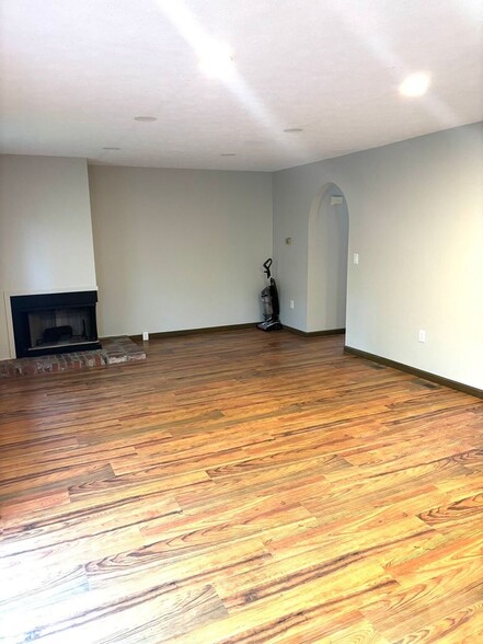 Building Photo - 157 Villa Dr
