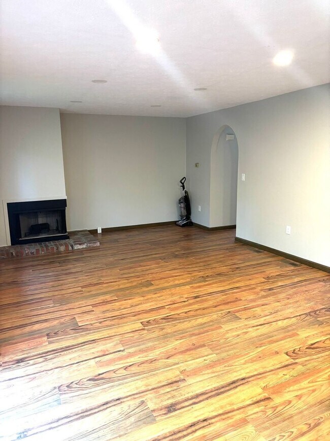 Building Photo - Charming 3BR Townhome in Pittsburgh