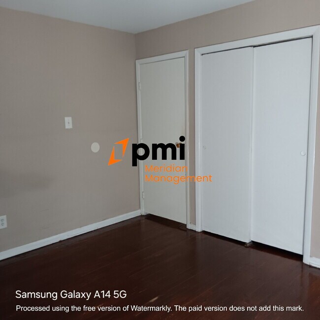 Building Photo - Headline Cozy 2-Bedroom Duplex in the Hear...