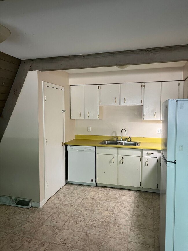 Building Photo - 1 bedroom, 2 lofted conforming rooms/ 1.5 bathroom A frame in southwest Columbia