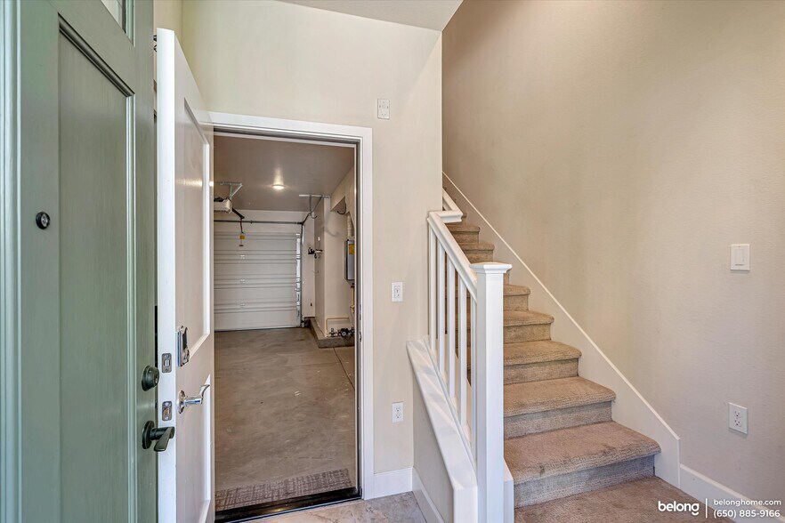 Building Photo - 389 Basswood Common