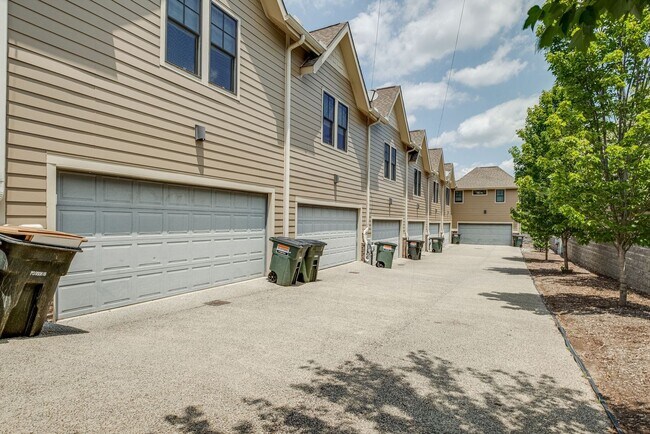 Building Photo - Beautiful build in Cleveland Park (Downtown Nashville)