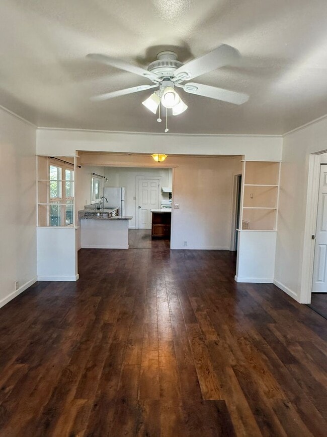 Building Photo - 3 Bedroom 1 Bath House!