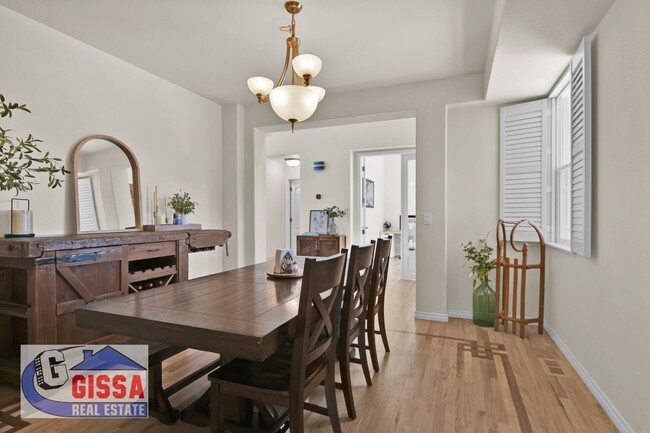 Building Photo - This stunning six-bedroom, three-and-a-hal...