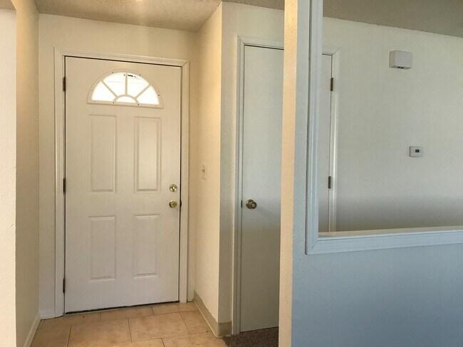 Building Photo - Adorable 3 Bed 2 Bath Ranch Style Home on ...