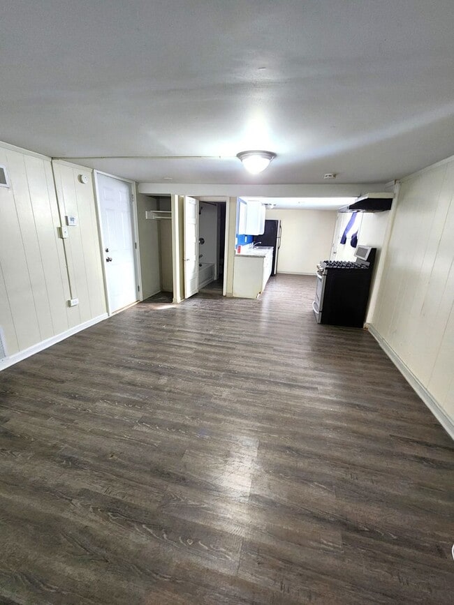 Building Photo - 653 S 69th St